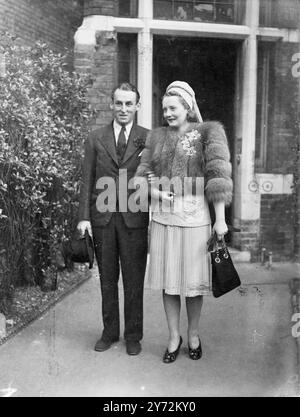 Mr. John Denholm Bruce war heute verheiratet, mit Margot Countess O'Kelly de Callagh, aus Gledhow Gardens, South Kensington, im Kensington Register Office. Mr. Bruce, der 35-jährige Schotte der Pflanzer, flog die 5000 Meilen von Hongkong zu seiner Hochzeit und das Paar plant, bald ein neues Zuhause in China zu finden. 9. April 1947 Stockfoto