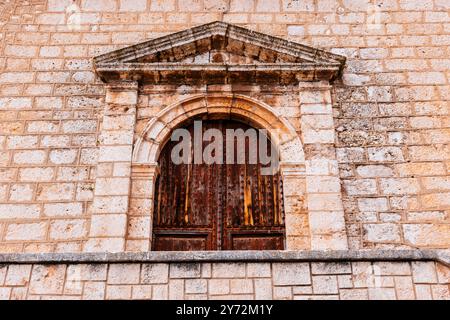 Detail Puerta del Sol, auf der Südseite gelegen. Die Kirche Nuestra Señora de la Asunción in Tarancón ist ein Pfarrtempel gotischer Herkunft Stockfoto