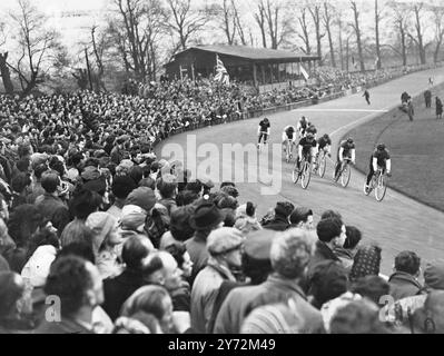 Radsportbegeisterte strömten heute nach Herne Hill, um das internationale Treffen der Southern Counties Cycling union zu veranstalten. 16 Top-Radfahrer aus kontinentalen Ländern kamen, um auf der Strecke, die nächstes Jahr für die Olympischen Spiele genutzt wird, ihr Tempo gegen unsere Fahrer zu zeigen. 4. April 1947 Stockfoto