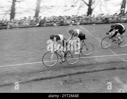 Radsportbegeisterte strömten heute nach Herne Hill, um das internationale Treffen der Southern Counties Cycling union zu veranstalten. 16 Top-Radfahrer aus kontinentalen Ländern kamen, um auf der Strecke, die nächstes Jahr für die Olympischen Spiele genutzt wird, ihr Tempo gegen unsere Fahrer zu zeigen. Hier ist die 2. Hitze des Internationalen Sprint-Spiels in Herne Hill zu sehen, der nächste ist Ray Pauwels ( Belgien ), der zweite ist Cor Bijster ( niederländischer Champion ), der dritte Reg Harris ( britischer Champion ) am 4. April 1947 Stockfoto