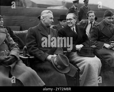 Hochrangige Offiziere der R.A.F fungierten als Gastgeber der Delegation der Abgeordnetenmitglieder des Obersten Sowjets der UdSSR hier als Gäste beider Parlamentsgebäude in Halton, Buckinghamshire, heute. Aufgrund der Wetterbedingungen wurde das Flugprogramm größtenteils abgesagt, aber die Russen zeigten großes Interesse an einer Demonstration der Vampire, Großbritanniens neuestem Jet-Flugzeug. Das Bild zeigt: Aleksander Fadeev, (links) Generalsekretär der Union der sowjetischen Schriftsteller der UdSSR, zusammen mit dem Staatssekretär für Luft, P. Noel Barker, bei einer Demonstration des Vampirjets in halton. Stockfoto