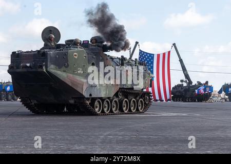 US-Marines mit 3. Angriffsamphibienbataillon, 1. Marine-Division, nehmen an einer Zeremonie zum Sonnenuntergang für das Amphibienfahrzeug AAV-P7/A1 Teil Stockfoto
