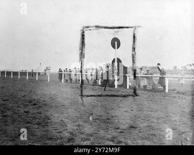 In unbekanntem Irish Horse kaufte er die £40 im Dublin-Verkauf, Stahl heute Nachmittag den Grand National in Aintree, um bei 100-1 mit 20 Längen zu gewinnen. Das Pferd Caughoo gehört Mr. JJ McDowall und wurde von E Dempsey geritten. Der zweite war Mrs. M Rowes Laugh Conn, ebenfalls Irisch. Drittens, vier Längen entfernt, war Sir Gordon Smiths französisch gezüchteter Kami. Der galante Favorit Prinz Regent, der letztes Jahr Dritter wurde, war heute Vierter. 36 der 57 Starter konnten den Kurs nicht abschließen. Das Bild zeigt: Das Ziel Gaughoo überquert den Siegerposten und gewinnt den Grand National in Aintree. 29. März 1947 Stockfoto