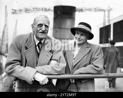 Sir Charles Smith, ( C Aubrey Smith ) großer alter englischer Gentleman amerikanischer Filme, kam heute in der Queen Elizabeth in Southampton zu Hause an. Es ist sein erster Besuch in England seit 9 Jahren und er ist gekommen, um hier zwei Filme zu drehen. Die meiste Zeit wird er damit verbringen, Cricket auf Lord's und anderen Bezirken zu beobachten. Er spielte im Charterhouse in Cambridge, Kapitän Sussex und ging mit dem englischen Testteam zum Australian 1887. Im folgenden Jahr führte er England gegen Südafrika. Das Bild zeigt: Sir Aubrey und Lady Smith, die einen Blick auf England von der Schiene der „Queen Elizabeth“ aus werfen. Stockfoto