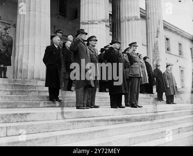 Die Delegation von 20 Abgeordneten des Obersten Sowjets der UdSSR, die jetzt in diesem Land war, verbrachte heute einen Tag mit der Armee. Hier als Gäste beider Parlamentsgebäude besuchten sie heute Morgen die Kampffahrzeugprüfungseinrichtung in Chobham und die Armee-Sportschule in Aldershot. Das Bild zeigt: Mitglieder der Delegation, die den Gruß entgegennimmt, haben heute in der Königlichen Militärakademie Sandhurst die Außerachtsparade organisiert. 25. März 1947 Stockfoto