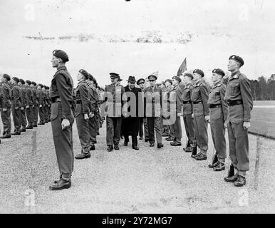 Die Delegation von 20 Abgeordneten des Obersten Sowjets der UdSSR, die jetzt in diesem Land war, verbrachte heute einen Tag mit der Armee. Hier als Gäste beider Parlamentsgebäude besuchten sie heute Morgen die Kampffahrzeugprüfungseinrichtung in Chobham und die Armee-Sportschule in Aldershot. Das Bild zeigt: M.. Kuznetsv, Leiter der Delegation, inspiziert Kadetten der Königlichen Militärakademie Sandhurst mit Oberst Sir SC Kirkman. 25. März 1947 Stockfoto