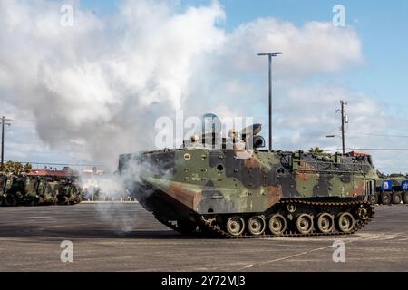 US-Marines mit 3. Angriffsamphibienbataillon, 1. Marine-Division, nehmen an einer Zeremonie zum Sonnenuntergang für das Amphibienfahrzeug AAV-P7/A1 Teil Stockfoto