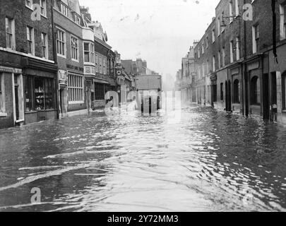 Das überflutete Thames Valley, weite Gebiete unter Wasser und viele Hunderte von Häusern überschwemmt hatten sich heute nicht nennenswert verändert. Mehr Regen heute Nachmittag droht die Lage zu verschlechtern und an einigen Stellen wird für weitere 2 Tage erwartet. 19. März 1947 Stockfoto