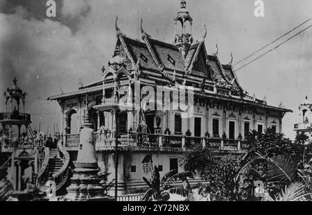 Gott der faulen Menschen, hat seine Probleme. Königliche Elefanten auf Parade. Sie schlummern neben dem Palast von König Norodom, an den ein anderer Elefant in einem dekorierten Korral wohnt. Dies ist der heilige weiße Elefant oder „Prah so vet“, ein Gegenstand tiefer Verehrung, der an eine der Inkarnationen des Buddha erinnert, bevor er seine endgültige Existenz erreichte. Stockfoto