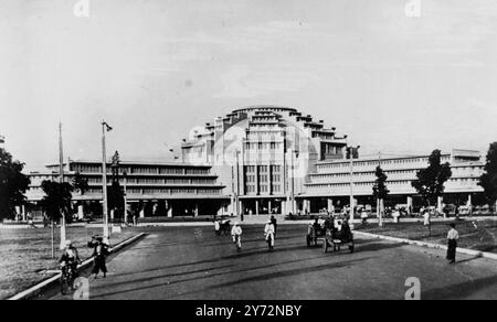 Gott der faulen Menschen, hat seine Probleme. Königliche Elefanten auf Parade. Sie schlummern neben dem Palast von König Norodom, an den ein anderer Elefant in einem dekorierten Korral wohnt. Dies ist der heilige weiße Elefant oder „Prah so vet“, ein Gegenstand tiefer Verehrung, der an eine der Inkarnationen des Buddha erinnert, bevor er seine endgültige Existenz erreichte. Stockfoto