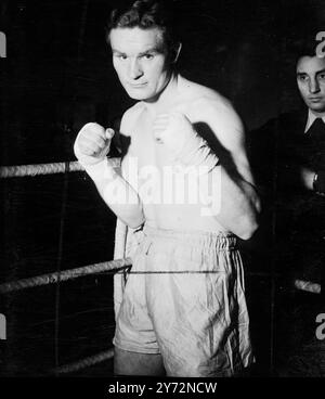 Ich warte auf Woodcock. Stephane Olek, das französische polnische Schwergewicht, der am 17. März in Manchester gegen Bruce Woodcock kämpft, absolvierte sein Training am Solomons Gymnasium in London. Olek ist ein renommiertes Kästchen auf dem Kontinent, mit einem Rekord von 25 Knockouts in 30 Kämpfen. Dieser Kampf wird Woodcocks letzter sein, bevor er nächsten Monat Joe Baksi, den amerikanischen Schwergewichtsspieler, in London trifft. Fotoshows, Stephane Olek, fotografiert am Solomons Gymnasium, heute, Dienstag. 4. März 1947 Stockfoto