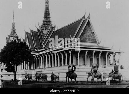 Gott der faulen Menschen, hat seine Probleme. Königliche Elefanten auf Parade. Sie schlummern neben dem Palast von König Norodom, an den ein anderer Elefant in einem dekorierten Korral wohnt. Dies ist der heilige weiße Elefant oder „Prah so vet“, ein Gegenstand tiefer Verehrung, der an eine der Inkarnationen des Buddha erinnert, bevor er seine endgültige Existenz erreichte. Stockfoto