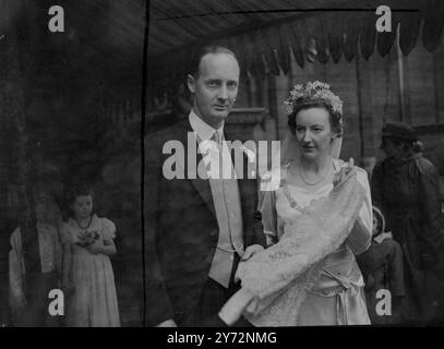 Die heutige Hochzeit. Herr Simon Buxton. Der zweite Sohn des verstorbenen Kommandanten B Buxton, Royal Navy, und der verstorbenen Lady Hermine Buxton, war heute (Freitag) in der All Saints Church in Kensington mit Miss Belinda Boyle verheiratet. Foto-Shows, die Braut und der Bräutigam verlassen alle Sts nach der Hochzeit. 28. Februar 1947 Stockfoto