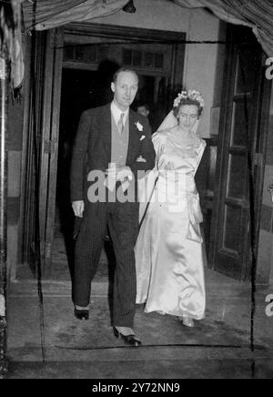 Die heutige Hochzeit. Herr Simon Buxton. Der zweite Sohn des verstorbenen Kommandanten B Buxton, Royal Navy, und der verstorbenen Lady Hermine Buxton, war heute (Freitag) in der All Saints Church in Kensington mit Miss Belinda Boyle verheiratet. Foto-Shows, die Braut und der Bräutigam verlassen alle Sts nach der Hochzeit. 28. Februar 1947 Stockfoto