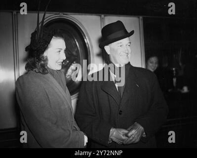 Ab in die USA. Maurice Chevalier, der französische Schauspieler und Sänger, kam Anfang dieser Woche in London an und reiste heute mit dem „Queen Elizabeth“-Bootszug nach Amerika. Fotoshows, Maurice Chevalier, mit Mrs. Max Ruppa, der Frau seines Managers, am heutigen Morgen, Freitag, vor seiner Abreise nach Southampton, um an Bord der Queen Elizabeth zu gehen. 28. Februar 1947 Stockfoto