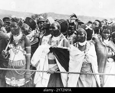 Königliche Familie bei der Eingeborenen-Rallye. Eins auf einem großen Plateau, 3 Meilen außerhalb von King Williamsontown, der Paramount Chief, Archibald Sandile, rief zusammen. 3500 Eingeborene der Fingo, Tembu und anderer Stämme, die im Ciskei-Reservat leben, um den König auf einer Einheimischen-Kundgebung während der Südafrikanreise der Königlichen Familie willkommen zu heißen. Stockfoto