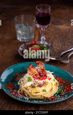Spaghetti Carbonara mit Salat auf Holz Stockfoto