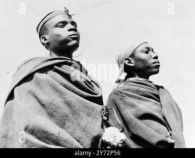 Königliche Familie bei der Eingeborenen-Rallye. Eins auf einem großen Plateau, 3 Meilen außerhalb von King Williamsontown, der Paramount Chief, Archibald Sandile, rief zusammen. 3500 Eingeborene der Fingo, Tembu und anderer Stämme, die im Ciskei-Reservat leben, um den König auf einer Einheimischen-Kundgebung während der Südafrikanreise der Königlichen Familie willkommen zu heißen. Fotoshows, dekoriert für diesen Anlass mit einem Übermaß an Ohrringen, nehmen Basuto-Stammesleute an der Kundgebung Teil, um den König zu begrüßen. 12. März 1947 Stockfoto