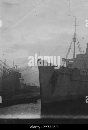 „Queen Mary“ im Trockendock für die Restaurierung von Komfort aus der Vorkriegszeit. Die SS-Königin Mary ist heute Morgen zum ersten Mal seit dem Krieg in das George V Dry Dock in Southampton gefahren. Sie wird gerade im Innenraum renoviert, und wenn sie am 3. Februar nach New York segelt, werden ihre GI-Bräute einige ihrer Vorkriegskomforts genießen. Als Truppenschiff trug sie 15.000 Mann auf einmal, nur 2.450 Menschen werden auf ihrer nächsten Reise segeln. Foto-Shows, die 'Queen Mary', die heute Morgen in Southampton in das George V Graving Dock einfährt. 14. Januar 1946 Stockfoto