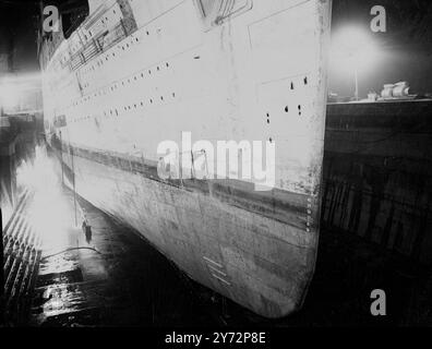 "Königin" der Nacht. Eine schöne Studie des Cunard White Star Ocean Riesen 'Queen Mary', während die Arbeit an ihrem Rumpf im King George V Graving Dock in Southampton fortgesetzt wird. Dieses Bild von gestern Abend (Montag) vermittelt einen anschaulichen Eindruck von den immensen Proportionen und schlanken Linien des zweitgrößten britischen Liners. Als Veteranin vieler Tausender Seemeilen, die eine große Anzahl von Briten, Herrschaftskräften und verbündeten Kampfmännern an die Schlachtfront der Welt bringt, wird sie nun zu ihrer ursprünglichen Rolle als luxuriöses transatlantisches Linienschiff umgebaut. Bald wird sie aufbrechen, prächtig ernannt und ich glitzernd Stockfoto