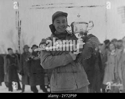 London gewinnt die Trophäe Fens Skating. Henry Howes, aus Hounslow, Mitglied des Aldwych Skating Club, Today (Mittwoch), einer der Amateur Skating Championship of Great Britain, die auf Bury Fen in der Nähe von St Ives, Hunts ausgetragen wird. Mit der Meisterschaft geht der King Edward VII Cup. Die Siegerzeit betrug 4;54 Sekunden für eineineinhalb Meilen. Es war das erste Mal, dass es ernsthaften Widerstand gegen die traditionelle Vorherrschaft der Fenman durch Männer von London Skating Eisbahnen gab. Die Meisterschaft wurde zuletzt vor 10 Jahren ausgetragen. Das Foto zeigt Henry Howes von Hounslow, wie er mit dem King Edward VII Cup nach dem Sieg dargestellt wird Stockfoto