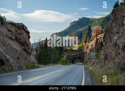 Der Highway-Tunnel am US 550 (der 'Million Dollar Highway) oberhalb von Ouray, Colorado Stockfoto