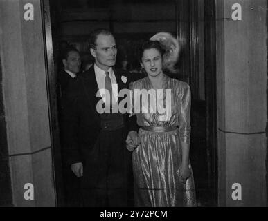 Hochzeit in der King's Chapel. Der Flügelkommandeur D H T Hildyard aus Flintham, Newark, Notts, war heute Nachmittag (Donnerstag) in der King's Chapel of the Savoy in London mit mrs. R M Longmoor, der ältesten Tochter von Sir Edward und Lady Baron, verheiratet. Fotoshows, die Braut und der Bräutigam verlassen nach der Zeremonie heute (Donnerstag) in der Königskapelle. 6. Februar 1947 Stockfoto