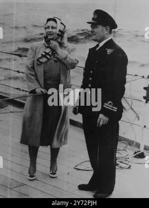 An Bord der Vanguard. Dieses Bild, das heute (Mittwoch) von der HMS Vanguard auf dem Weg nach Südafrika empfangen wurde, zeigt Ihre Majestät die Königin im Gespräch mit dem Meister des Schiffes, Lt H Hayes, aus Blackheath, auf dem Avantgarde-Quartierdeck. 5. Februar 1947 Stockfoto