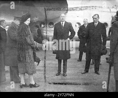 Die Truppe von Gloucester zu Hause. Der Duke of Gloucester, der sein Amt als Generalgouverneur von Australien aufgegeben hat, um als Senior Councillor of State zu fungieren, während der König in Südafrika ist, kam heute Donnerstag am Londoner Flughafen an, wo Lord Chamberlain seine Königliche Hoheit im Namen seiner Majestät traf. Fotoshows, HRH der Herzog von Gloucester, fotografiert bei der Ankunft am Flughafen London heute (Donnerstag). 23. Januar 1947 Stockfoto