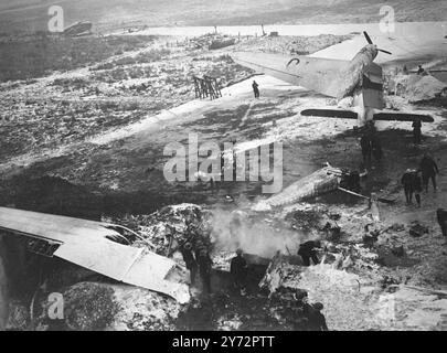 Croydon Dakota Crash. Elf Leben wurden von fünf geretteten Menschen getötet, als eine Dakota, die über Rom nach Südafrika fuhr, heute Samstag am Flughafen Croydon abstürzte. Die Flugzeuge starteten, als es zu flattern schien und auf ein anderes Flugzeug zu fallen, das auf dem Boden stand. Beide Flugzeuge brachen in Flammen aus und Flughafenarbeiter rannten vorwärts, um Menschen aus dem Gemetzel zu ziehen. Unter den Toten war der Pilot der Dakota, Captain Ted Spencer aus Südrhodesien, Leiter der Spencer Airways, Victoria Falls. Fotoshows, eine allgemeine Ansicht des Wracks nach dem Absturz in Croydon heute, Samstag. 25. Januar 1947 Stockfoto