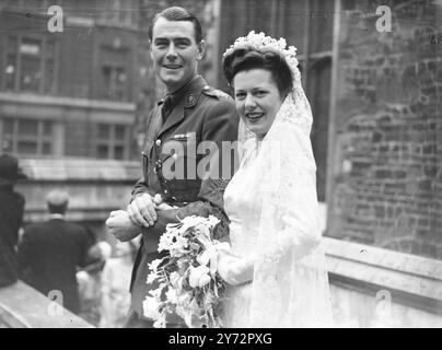 Air Marshals Tochter vermählt. Die King's Chapel of the Savoy war heute Nachmittag (Donnerstag) Schauplatz der Hochzeit von Miss June Lee, Tochter von Air Marshal Lee, mit Captain Norman Felstead, Royal Sussex Regiment, Adjutant de Camp von Marschall der Royal Air Force Sir Sholto Douglas, C in C der britischen Zone von Deutschland. Fotoshows, die Braut und der Bräutigam verlassen die Königskapelle der Savoyen heute Nachmittag (Donnerstag). 16. Januar 1947 Stockfoto