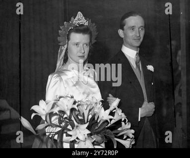 Die heutige Hochzeit. Die Ehe zwischen Mr. John Gilbey und Miss Angela Barwick fand heute Nachmittag am Dienstag in St. Mark's, North Audley Street, London statt. Fotoshows, die Braut und der Bräutigam verlassen die Kirche nach ihrer Hochzeit heute Nachmittag, Dienstag. 21. Januar 1947 Stockfoto