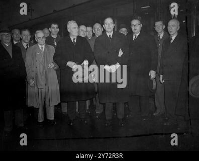 Das britische Bowlingteam reist in die USA. Das British Bowling Team, das Amerika bereisen wird, segelt heute Samstag in der „Queen Elizabeth“ von Southampton aus. 30 Spieler aus England, Schottland, Wales und Irland, die die Reise unter Captain Sir Ivor B Thomas machten. Foto-Shows: Sir Ivor B Thomas von Cardiff (Kapitän), Zentrum, mit 22 Steinspielern, mr A A Keech of York (rechts), und Mr W Douglas von Glasgow (Sekretär), links, mit anderen Teammitgliedern, die Waterloo, London, heute Morgen, am Samstag mit dem Zug "Queen Elizabeth" verlassen haben. 11. Januar 1947 Stockfoto