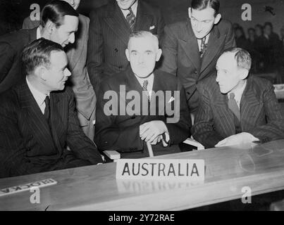 Die UNO-Generalversammlung wurde früher eröffnet. Der Premierminister, Herr C R Attlee, eröffnete heute (Donnerstag) um vier Uhr die Vollversammlung der Vereinten Nationen zur Orfanisation in der Zentralhalle von Westminster. Das Bild zeigt Mr. Paul Hasluck, Oberstleutnant, W R Hodgson und Professor K H Bailey, heute Delegierte aus Australien in der Central Hall. 10. Januar 1945 Stockfoto