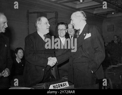 Die UNO-Generalversammlung wurde früher eröffnet. Der Premierminister, Herr C R Attlee, eröffnete heute (Donnerstag) um vier Uhr die Vollversammlung der Vereinten Nationen zur Orfanisation in der Zentralhalle von Westminster. Das Bild zeigt Mr. C J Hambro, der Senator A N Vandenberg die Hand schüttelt. Hambro ist ein Delegierter aus Norwegen und Senator Vandenberg aus den Vereinigten Staaten. Sie wurden heute in der Central Hall fotografiert. 10. Januar 1945 Stockfoto