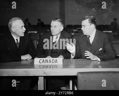 Die UNO-Generalversammlung wurde früher eröffnet. Der Premierminister, Herr C R Attlee, eröffnete heute (Donnerstag) um vier Uhr die Vollversammlung der Vereinten Nationen zur Orfanisation in der Zentralhalle von Westminster. Das Bild zeigt den Rt Hon, Herrn L St Laurent, Herrn Gordon Graydon und Herrn Paul Martin, kanadische Delegierte heute in der Central Hall (von links nach rechts). 10. Januar 1945 Stockfoto