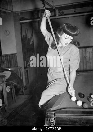 Singe ein Snooker-Lied. Miss Lind Joyce, die Sängerin von ITMA-Ruhm, übte heute (Dienstag) Snooker statt Songs und ist in ihrem Lieblingshobby so kompetent geworden, dass sie für die nächste Women's Snooker Championship, die im März stattfindet, angemeldet ist. Sie spielt das Spiel nur drei Jahre lang und nahm es an, weil sie es satt hatte, ihrem Mann, Herrn MF Barrington, beim Spielen zuzusehen. Er wurde Lehrer und jetzt gewinnt Lind so viele Spiele wie ein Ehemann. Vor kurzem wurde sie von Syd Fields geschlagen, freut sich aber auf ihr bevorstehendes Spiel mit Vic Oliver, der sie herausfordert. Miss Joyce Th Stockfoto