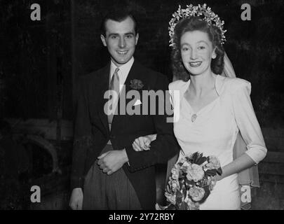 Hochzeit in der Savoy Kapelle. Mr. John Parry, ältester Sohn des verstorbenen Majors M C Parry, MC, und Mrs. Parry aus Rushbrook, Wonersh, Surrey, war heute (Donnerstag) mit Miss Jean Kirkpatrick, Tochter von Captain und Mrs. Gordon Kirkpatrick, aus The Grove, Walsham le Willows, Suffolk, in der King's Chapel of the Savoy, london verheiratet. Fotoshows, die Braut und der Bräutigam verlassen die Königskapelle der Savoyen nach ihrer Hochzeit, heute Nachmittag, Donnerstag. 9. Januar 1947 Stockfoto