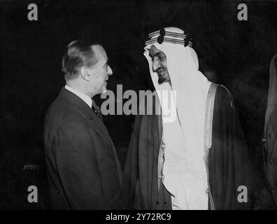 Die UNO-Generalversammlung wurde früher eröffnet. Der Premierminister, Herr C R Attlee, eröffnete heute (Donnerstag) um vier Uhr die Vollversammlung der Vereinten Nationen zur Orfanisation in der Zentralhalle von Westminster. Das Bild zeigt, dass der Emir Feisal von Saudi-Arabien mit einem anderen Delegierten spricht. 10. Januar 1945 Stockfoto