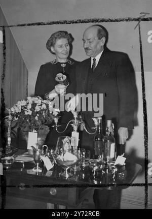 Die silberne Hochzeit des Premierministers. Die Rt Hon C R Attlee und mrs. Attlee feiern heute (Freitag) ihre silberne Hochzeit. Unter ihnen war ein edler silberner Teekaddy mit den besten Wünschen des Personals in der Downing Street 10. Der Caddy lag auf dem Frühstückstisch 1. Der Premierminister und seine Frau sind heute Morgen zum Frühstück gekommen. Fotoshows, ein silbernes Hochzeitsbild des Premierministers und von Frau Attlee, die den silbernen Teekaddy hält, den das Personal von Nr. 10 10 am 10. Januar 1947 präsentiert hat Stockfoto