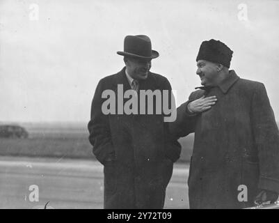 Die russische Delegation trifft ein. Die russische Delegation der Generalversammlung der Vereinten Nationen am Donnerstag ist heute Morgen (Dienstag) auf dem Flugplatz Northolt angekommen, wo sie von Vertretern des britischen Auswärtigen Amtes begrüßt wurde. Die Russen flogen in drei Red Star Dakotas hierher. Das Bild zeigt, M. Krylov (rechts) plaudert heute mit einem anderen Mitglied der russischen Delegation. 8. Januar 1946 Stockfoto