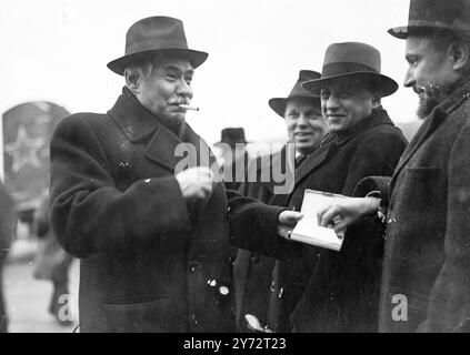 Die russische Delegation trifft ein. Die russische Delegation der Generalversammlung der Vereinten Nationen am Donnerstag ist heute Morgen (Dienstag) auf dem Flugplatz Northolt angekommen, wo sie von Vertretern des britischen Auswärtigen Amtes begrüßt wurde. Die Russen flogen in drei Red Star Dakotas hierher. Das Bild zeigt, dass er seinen eigenen, M. Zacharowitsch Manuilski, Delegierter aus der Ukrainischen Republik, mitbrachte, der heute bei der Ankunft in Northolt Zigaretten übergab. 8. Januar 1946 Stockfoto