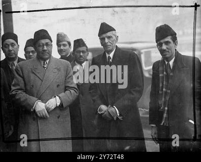 Herr Jinnah (Mitte) Präsident der All India Muslim League nahm an Gesprächen in England mit indischen Führern, dem Kabinett und Lord Wavell Teil. Er ist hier in der East London Mosque in der Commercial Road zu sehen, wo er sich in den Juma-Gebeten anschloss. Muslime aus ganz England und Schottland waren anwesend, um Herrn Jinnah und Mre zu begegnen, als tausend von ihnen in den Gebeten ausgebildet waren. 13. Dezember 1946 gescannt von Vintage-Kontaktdruck ca. 120 mm x 100 mm (mit Beschnittmarken). Auch Vintage 10 x 8 Zoll Druck; und negativ (PAN3780-1) - ohne Beschnittmarken - Bildnummer 2005894 Stockfoto