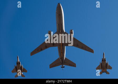 Der letzte KC-10 Extender der US Air Force und zwei F-15Es Strike Eagle der Fresno Air National Guard Base, Kalifornien, fliegen während des Fluges in Formation Stockfoto