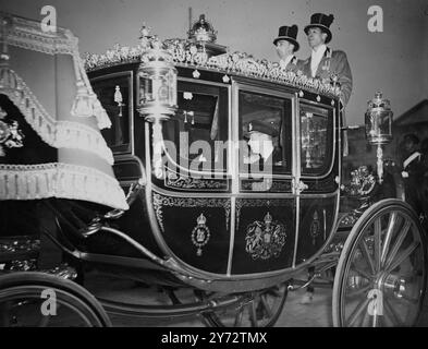 Der König und die Königin fuhren von Buckingham Palace zum House of Lords, um das Parlament zu eröffnen. Ihre majestäten wurden von einem Captain's Escort of Household Cavalry begleitet und vor dem Royal Coach war eine Kutsche mit den Kronen. Am Victoria Tower wurden König und Königin von Westminster von den großen Staatsämtern empfangen und gingen in den Robing Room. Um ihre Ankunft in Westminster zu begrüßen, feuerte eine Truppe der Royal Horse Artillery 41 t Geschütze aus St. James's Park ab. Das Bild zeigt: Seine Majestät der König im Staatswagen während der Eröffnung der Parlamentsfahrt. 12. November Stockfoto