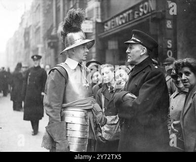 Farbe und Prunk erlangten die Größe Londons mit der Lord Mayor's Show in all ihrer Pracht vor dem Krieg. Menschenmassen säumten die Straßen, um den neuen Lord Mayor Sir Bracewell Smith zu sehen, der in der großen Goldkutsche vorbeifuhr, begleitet von Outtridern der Legion of Frontiers, Dienstkontingenten und Beefeaters von den Turmtableaus, die Arbeit und Spiel darstellen. Die Prozession fand ihren Weg durch jubelnde Menschenmassen von der Guildhall zu den Justizgerichten, wo der neue Bürgermeister den Richtern der Bank des Königs vorgestellt wurde, und zurück zum Herrenhaus. - Das Bild zeigt: Komiker Jack Hulbert im Dienst als Stockfoto