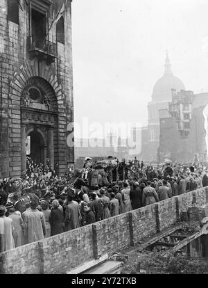 Farbe und Prunk erlangten die Größe Londons mit der Lord Mayor's Show in all ihrer Pracht vor dem Krieg. Menschenmassen säumten die Straßen, um den neuen Lord Mayor Sir Bracewell Smith zu sehen, der in der großen Goldkutsche vorbeifuhr, begleitet von Outtridern der Legion of Frontiers, Dienstkontingenten und Beefeaters von den Turmtableaus, die Arbeit und Spiel darstellen. Die Prozession fand ihren Weg durch jubelnde Menschenmassen von der Guildhall zu den Justizgerichten, wo der neue Bürgermeister den Richtern der Bank des Königs vorgestellt wurde, und zurück zum Herrenhaus. - Das Bild zeigt, dass die Kutsche des Bürgermeisters vorbeifährt Stockfoto