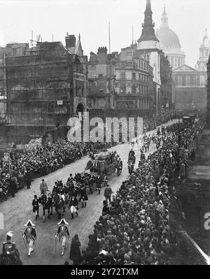 Farbe und Prunk erlangten die Größe Londons mit der Lord Mayor's Show in all ihrer Pracht vor dem Krieg. Menschenmassen säumten die Straßen, um den neuen Lord Mayor Sir Bracewell Smith zu sehen, der in der großen Goldkutsche vorbeifuhr, begleitet von Outtridern der Legion of Frontiers, Dienstkontingenten und Beefeaters von den Turmtableaus, die Arbeit und Spiel darstellen. Die Prozession fand ihren Weg durch jubelnde Menschenmassen von der Guildhall zu den Justizgerichten, wo der neue Bürgermeister den Richtern der Bank des Königs vorgestellt wurde, und zurück zum Herrenhaus. - Das Bild zeigt den goldenen Kutscher des Lord Mayors Stockfoto