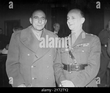 General de Lattre de Tassigny (links) - Stabschef der französischen Armee, fotografiert mit Generalleutnant F.E.W. Simpson, Vize-Chef des kaiserlichen Generalstabs, bei der Ankunft von General Tassigny in London. Er ist am 1. November 1946 zu einem fünftägigen Besuch im Armeerat Stockfoto