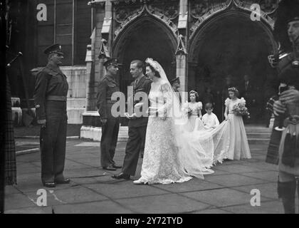 Mitglieder der königlichen Familie waren in St Margaret's, Westminster anwesend, als Miss Myra Wernher, Tochter von Sir und Lady Harold Wernher, mit Maj David Butter, M.C., den Scots Guards, verheiratet war. In Anwesenheit der Braut mit Prinzessin Alexandra von Kent und ihrem kleinen Bruder Prinz Michael. Das Bild zeigt: Die Braut und der Bräutigam verlassen St. Margaret's, gefolgt von den Dienern. 5. November 1946 Stockfoto